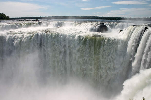 Garganta-del-Diablo-Devil-Throat-Iguazu-Falls-Argentina