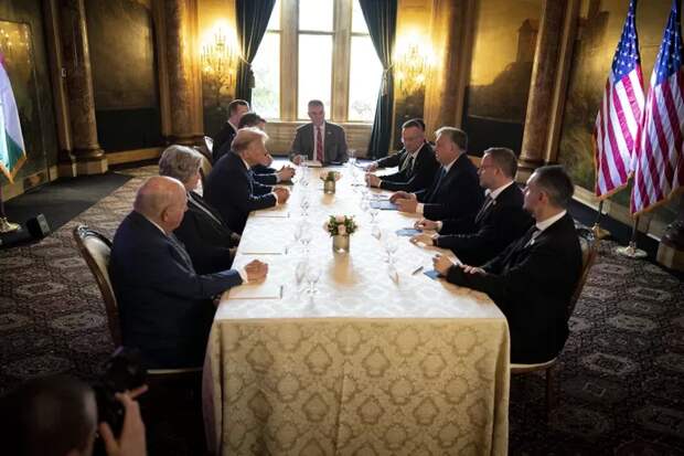 Трамп с Орбаном за столом на курорте Трампа Мар-а-Лаго в Палм-Бич, Флорида. © АНП / Агентство по охране окружающей среды