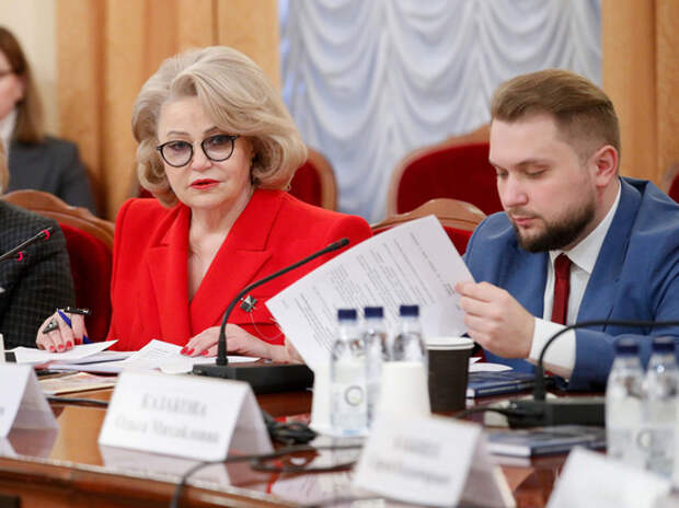 Родители школьников написали депутатам Госдумы жалобы на Юлию Пересильд