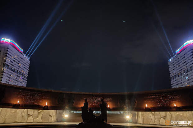 «Лучи Победы» осветили небо над Петербургом. Город отмечает 79-ю годовщину окончания битвы за Ленинград