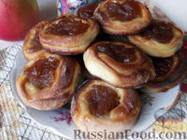 Фото к рецепту: Булочки с яблочным повидлом и корицей