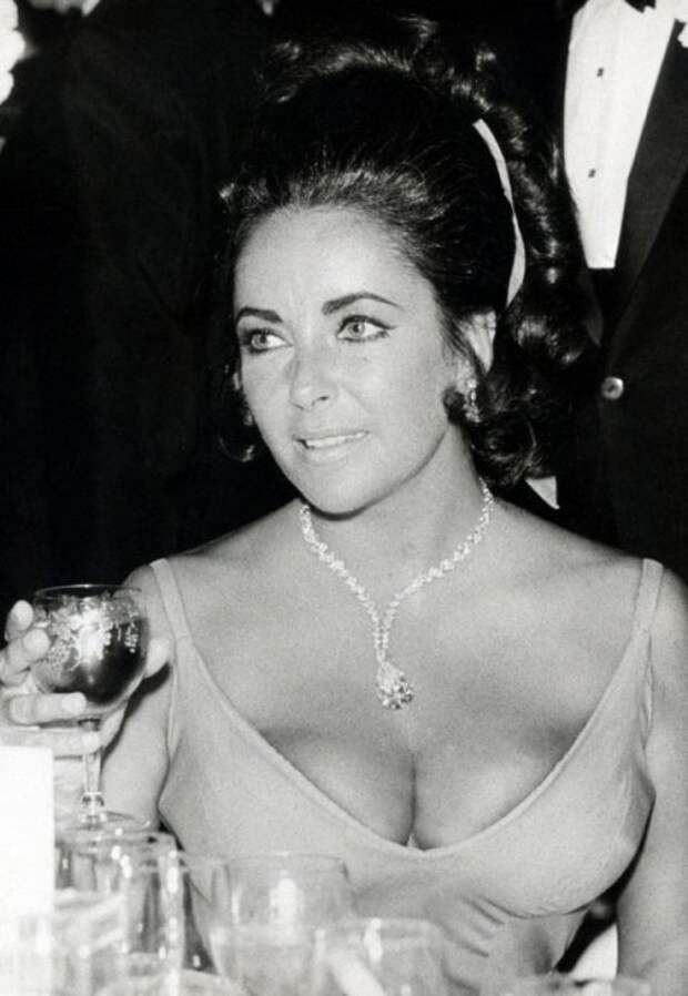 1300976434_elizabeth-taylor-19