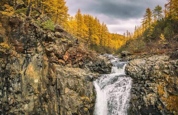 Красоты России. Осень в стране водопадов на плато Плуторана.