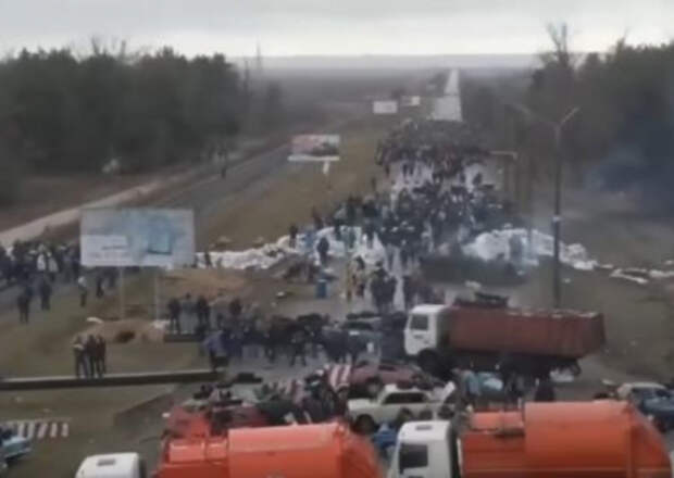 Мэр Энергодара вывел людей живым щитом на защиту АЭС Мэр Энергодара вывел людей живым щитом на защиту АЭС