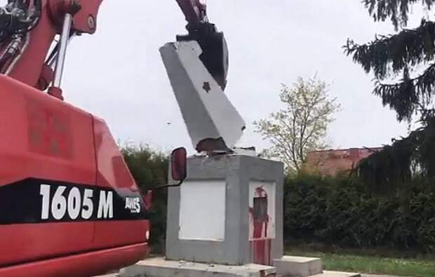 Поляки начали сносить памятники своим освободителям