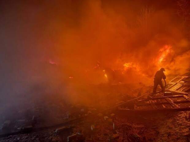 Сейчас! Мощный удар по терминалу в Одессе: детонация ракет, взрывы, сирены и вертолёты