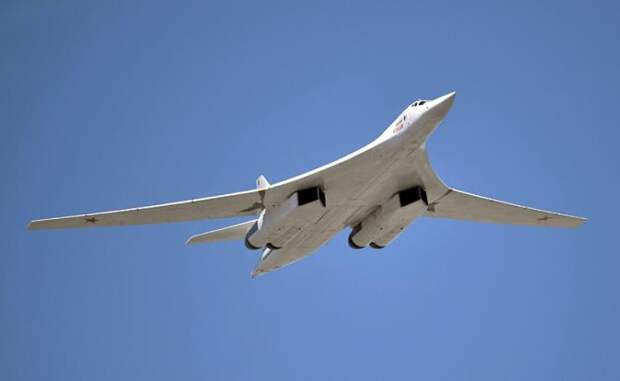 На фото: стратегический ракетоносец Ту-160