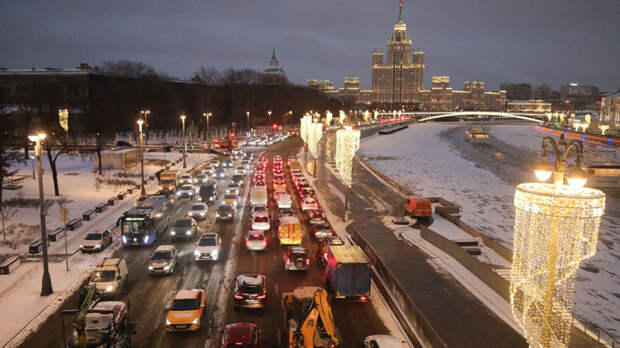 Вечером москвичей ждут 7-балльные пробки: автомобилистам лучше пересесть на общественный транспорт