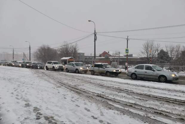 Дорожный коллапс: машины не едут, в Краснодаре жители не могут добраться до работы