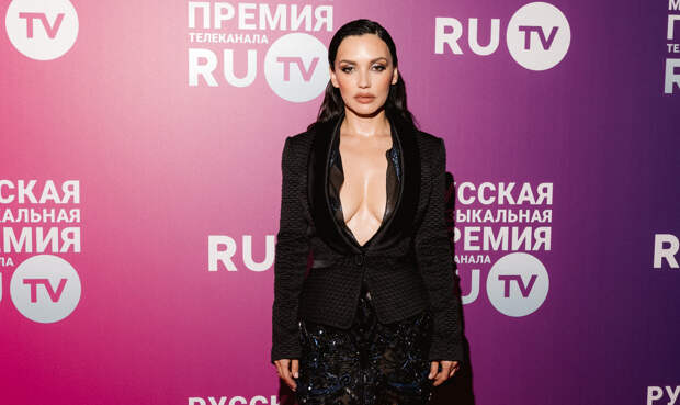 Певица Ольга Серябкина снялась в мини-платье