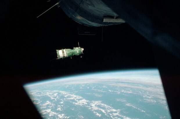 Космический корабль «Союз-19» в полете. Фото с космического корабля «Аполлон-18». Июль 1975 г.
