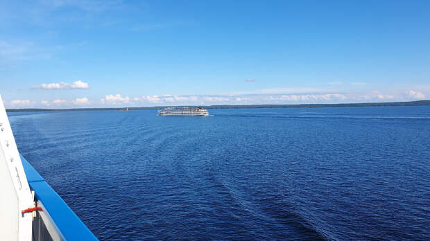 Теплоход "Санкт-Петербург" на Онежском озере