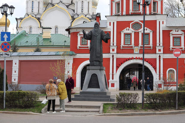 А это памятник митрополиту Алексию в центре Москвы А это памятник митрополиту Алексию в центре Москвы