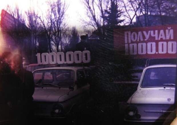 8 января 1976 года с конвейера автозавода «Коммунар» сходит миллионный автомобиль марки ЗАЗ. Им стал Запорожец 968А белого цвета СССР, автозавод