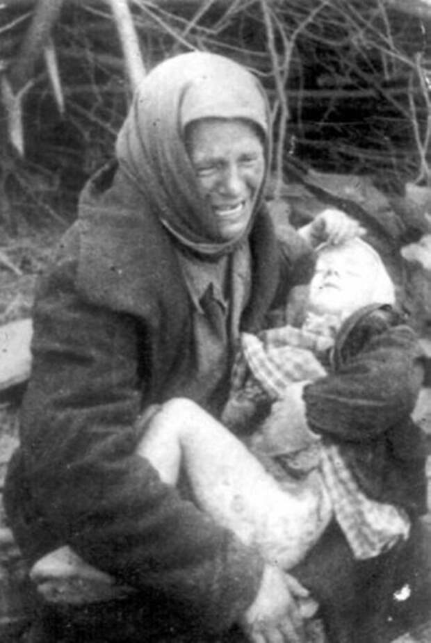 Татьяна Онищенко с дочкой на руках, смертельно раненой осколками немецкой бомбы. Подмосковье