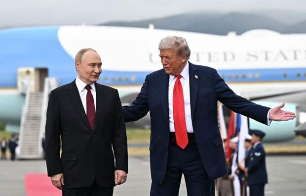 Президент России Владимир Путин и президент США Дональд Трамп во время встречи на военной базе Эльмендорф-Ричардсон на Аляске