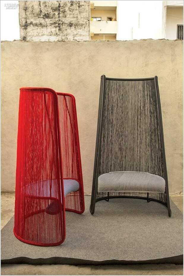 Прекрасный вариант для создания интересной атмосферы дома - стулья с высокой спинкой.