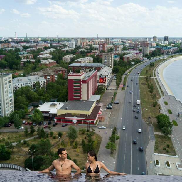 Если бы в Омске были открытые бассейны с видом на город: 7 угарных фото