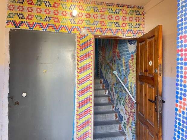 Житель Балхаша украсил подъезд мозаичными картинами из пластиковых крышек