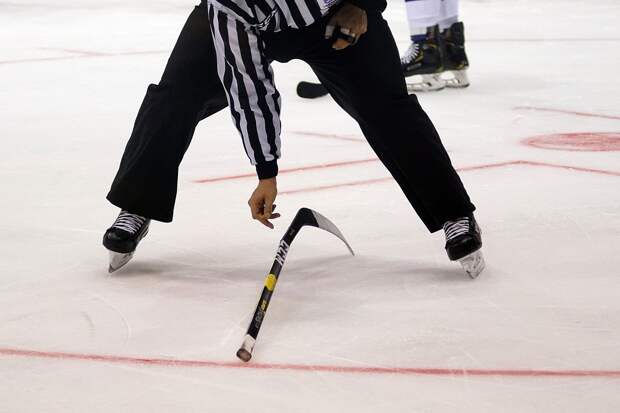 Федерация хоккея РФ отстранила трех арбитров за аморальное поведение после матча