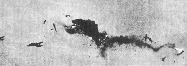 Взрыв в воздухе, разрушивший американский тяжёлый бомбардировщик В-17 «летающая крепость» Великая отечественая война, архивные фотографии, вторая мировая война