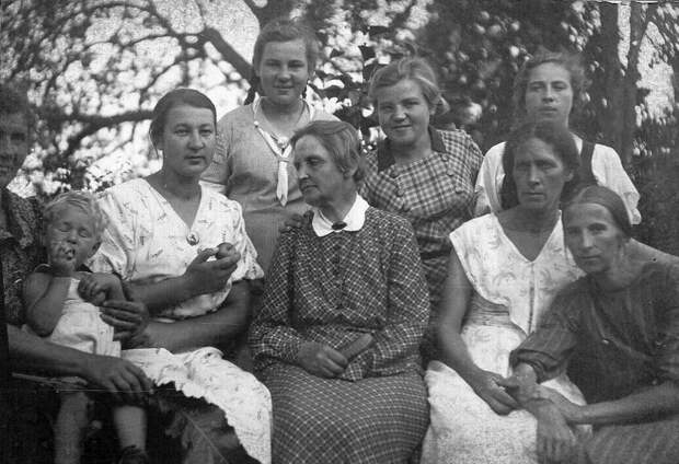 Мария Беневская в кругу родственников, 1939 год.