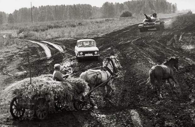 Российские перекрестки в 1991 году. Когда фотография появилась в российских социальных сетях, один из комментаторов заметил: «Не хватает только медведя». 90-е, СССР, фото