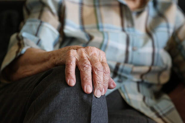 Врач-гериатр Прощаев: слуховой аппарат поможет снизить риски развития деменции