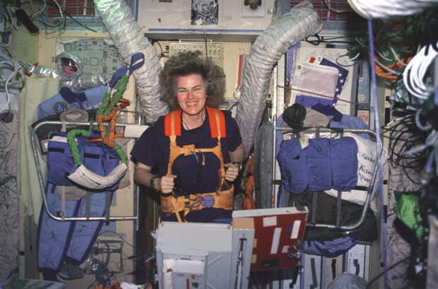 Американский астронавт Шеннон Лусид, которой принадлежит рекорд длительности одновременного пребывания в космосе среди женщин — 188 суток