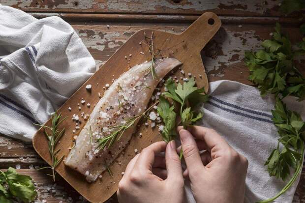 Селедка со сметаной: забытая русская классика, от которой невозможно оторваться