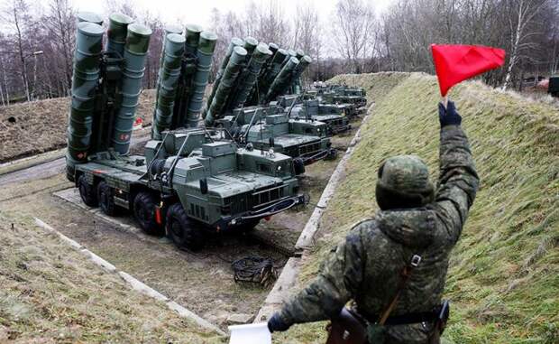 На фото: боевые расчеты зенитных ракетных комплексов С-400 "Триумф".