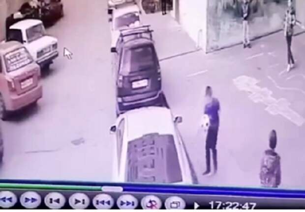 В Ростове-на-Дону автомобилист ударил ребенка ногой и прыснул из баллончика за удар мячом по машине