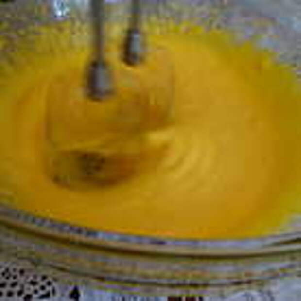 Желтки, сахар, ваниль и воду взбить добела. Затем, продолжая взбивать добавить растопленное масло. 