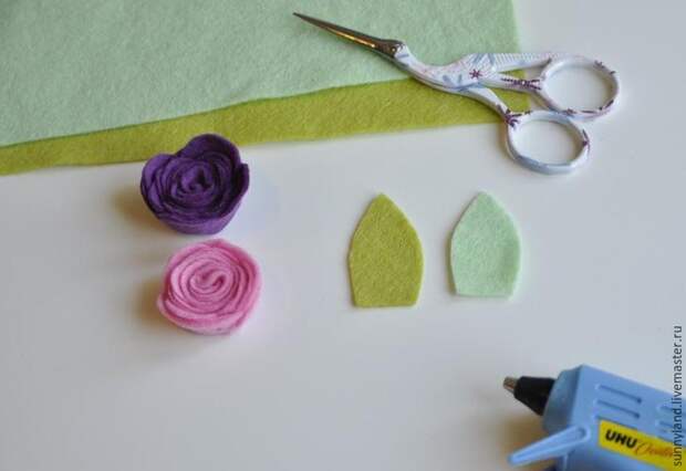 Делаем цветы из фетра для декоративной цифры