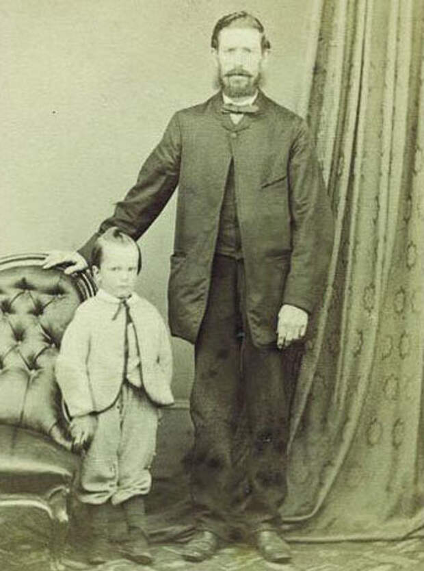 Фото 1867 года, Англия - переход мальчика от платья к брюкам часто отмечался как семейный праздник - по снимку можно предположить, что небогатая рабочая семья потратилась ради такого случая даже на фотосъемку.