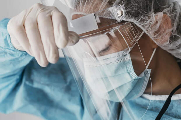 "Слышал, как двигаются глаза": в Москве мужчину избавили от редкой болезни