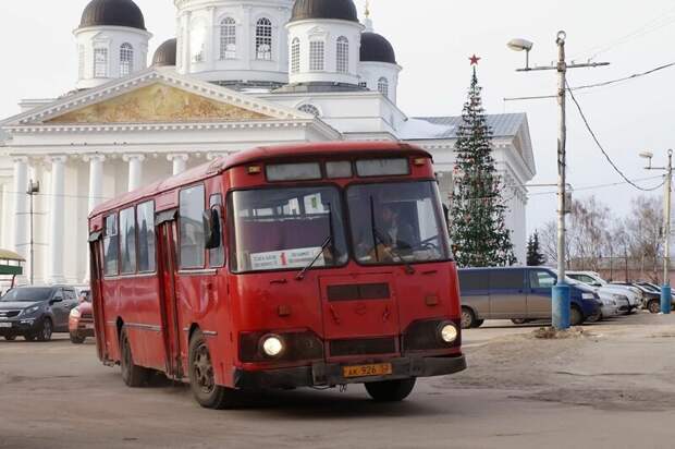 Зимой 2018-го он был весел и жизнерадостен, и напоминал своим глянцевым видом ёлочную игрушку Арзамас, ЛиАЗ 677, автобус, автомир, лиаз, общественный транспорт, ретро техника