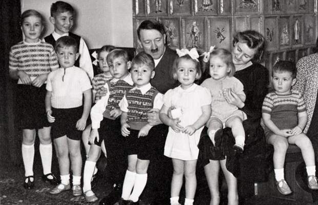 Гитлер с Гердой Борман и ее детьми / Фото: historyofyesterday.com