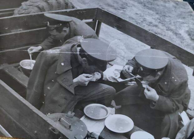 Обед на стрельбище в горах. Чечено-Ингушская АССР. 1975 год.jpg