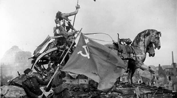 75 лет назад над Рейхстагом водрузили Знамя Победы, изображение №7