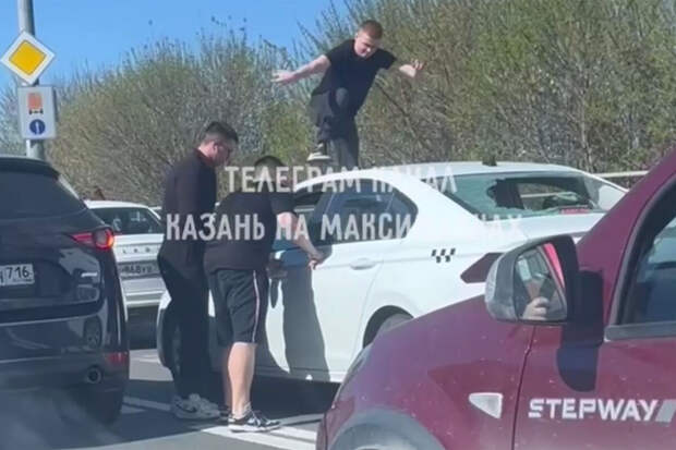 Появилось видео нападения троих мужчин на машину такси в Казани