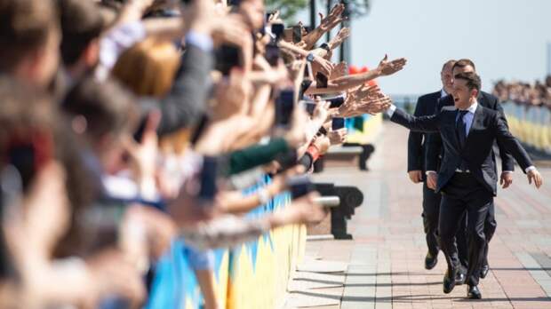 В Киеве отметили уровень снижения доверия украинцев к Зеленскому В Киеве отметили уровень снижения доверия украинцев к Зеленскому