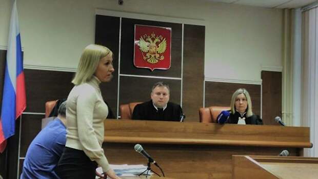 Елена Барабанщикова (слева) в зале суда