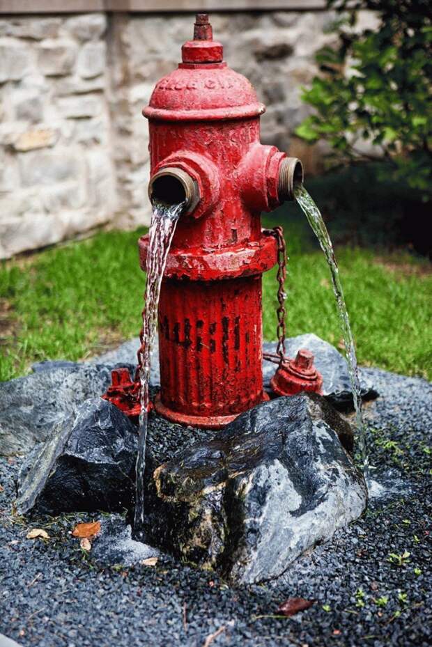 Вариация фонтана-родника с использованием пожарного гидранта