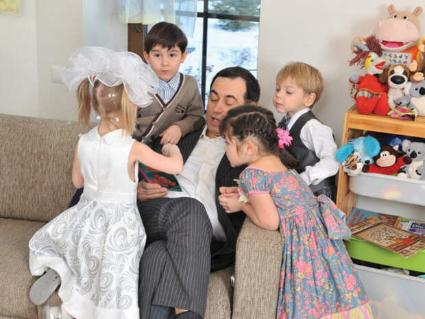 Роман Авдеев с детьми. / Фото: www.im-joseph.com