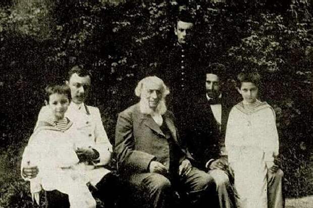 Иван Айвазовский с внуками и зятьями.