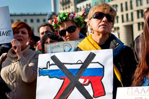 Как сговорились: Почему западные эксперты по России делают из нашей страны новую империю зла