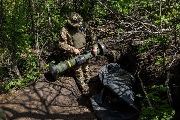 Солдат украинской армии устанавливает ракету Javelin. Фото © Getty Images / John Moore