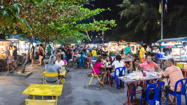 Туристы перепутали поминки со шведским столом ресторана и поели бесплатно