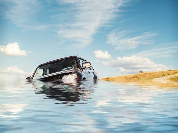 Что еще можно сделать, чтобы покинуть погружающийся на глубину автомобиль/ Фото: zahav.ru